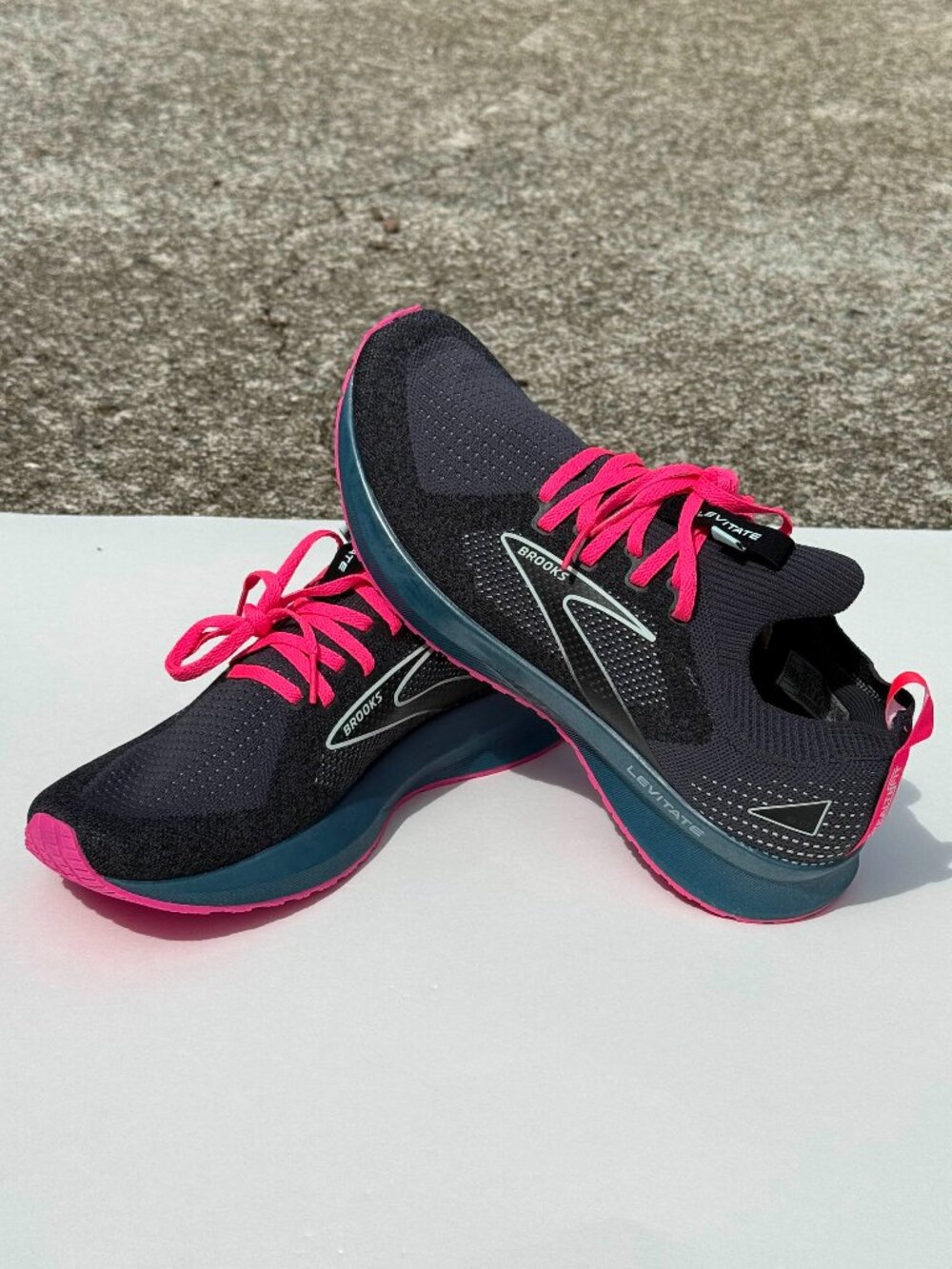 BROOKS Levitate StealthFit 5 Shoe Women's Size 10.5 Charcoal Grey/Pink